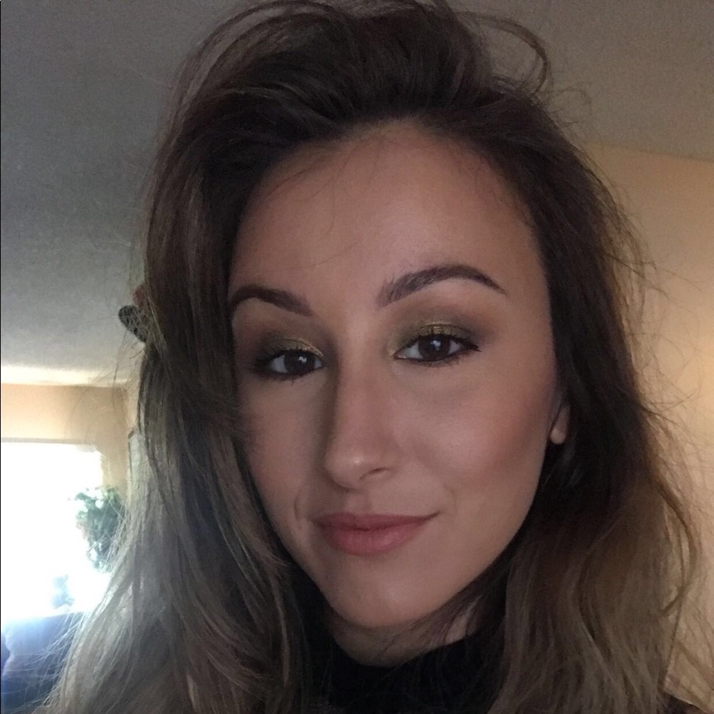 Meet your Posher, Alexis